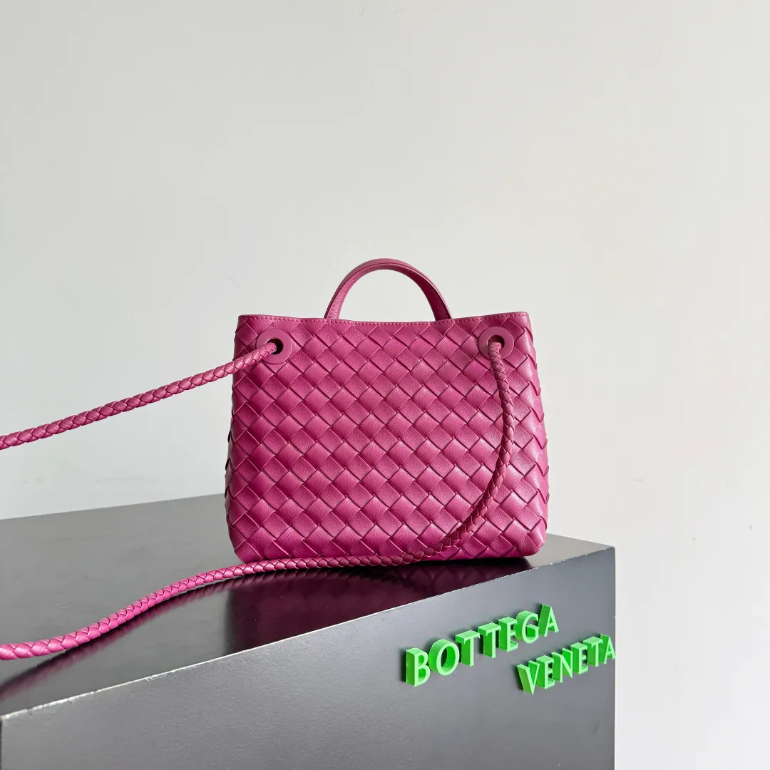 The new Andiamo batch of 3060 BV is shipped‼ ️The classic intercciato weaving process is used to create a soft bag, the metal knot is made of micro-cast aluminum using jewelry technology🪢, and the decorative beads are made of metal and hand-polished oak, allowing you to jump repeatedly between elegance and fun💃, making it unpredictable. Classic and versatile, it shows off your temperament, and the bag has a large capacity, making it very convenient for daily commuting! It has a variety of carrying methods, the shoulder straps can be adjusted by yourself, the original lambskin feels soft and delicate, and the unisex style breaks gender boundaries and brings a more practical and long-lasting use experience. The Andiamo, which has both elegant and casual styles, perfectly interprets the "fashionable old money style". Style No.: 743568+Wood Hardware Color: Berry Red Size: 25*22*10.5cm